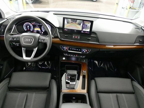 Used 2024 Audi Q5 e Prestige w/ Prestige Package image 27