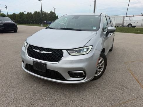 Used 2023 Chrysler Pacifica Touring-L FWD image 3