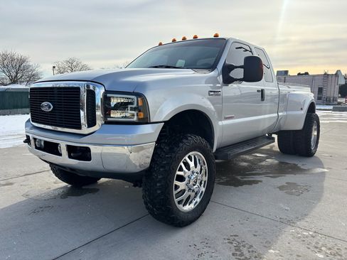 Used 2007 Ford F350 Lariat image 3