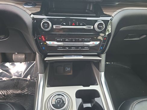 Used 2022 Ford Explorer Limited w/ Equipment Group 301A image 33