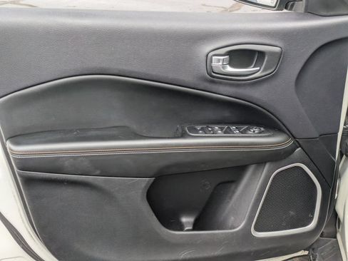 Used 2018 Jeep Compass Latitude w/ Popular Equipment Group AWD/4WD image 8