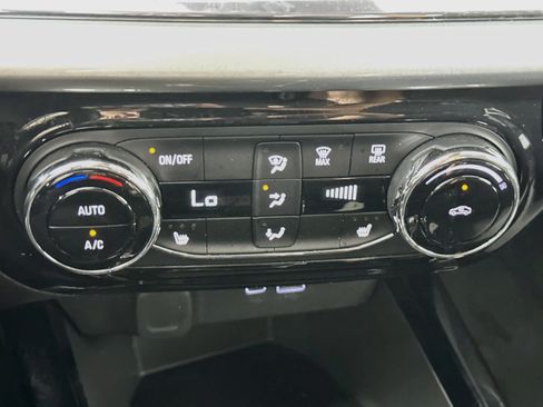Used 2025 Chevrolet Trax LT w/ LT Convenience Package FWD image 23
