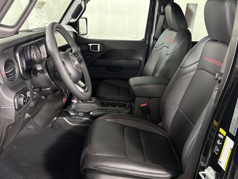 New 2026 Jeep Wrangler Unlimited Rubicon w/ Technology Group image 9