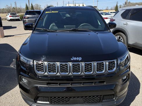 Used 2025 Jeep Compass Latitude image 14