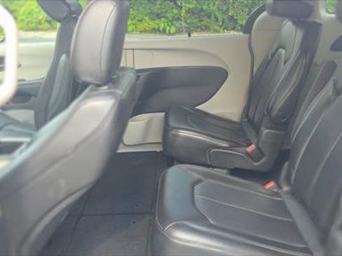Used 2023 Chrysler Pacifica Touring-L FWD image 16
