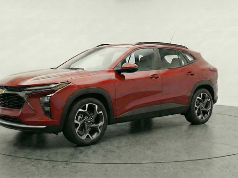 Used 2025 Chevrolet Trax LT w/ LT Convenience Package image 2