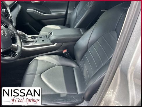 Used 2021 Toyota Highlander XLE FWD image 17