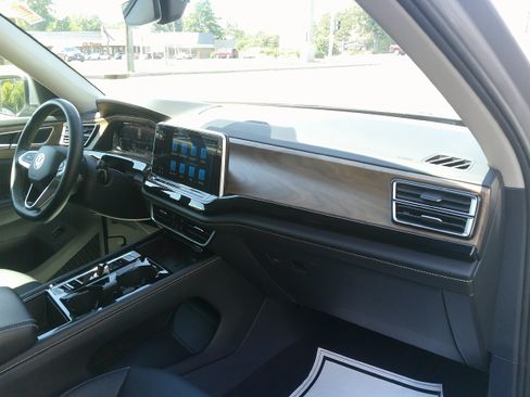 Used 2025 Volkswagen Atlas SE AWD/4WD image 29