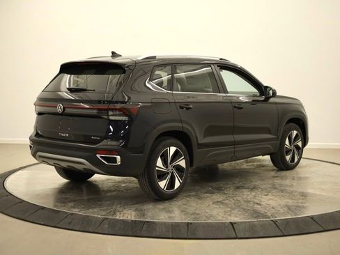 New 2026 Volkswagen Taos SE image 3