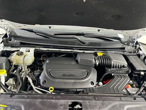 Used 2024 Chrysler Pacifica Touring-L image 34