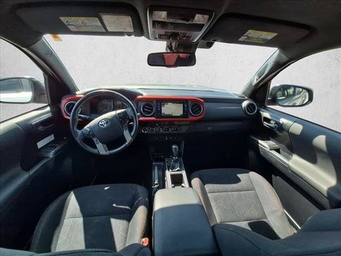 Used 2018 Toyota Tacoma TRD Off-Road AWD/4WD image 17