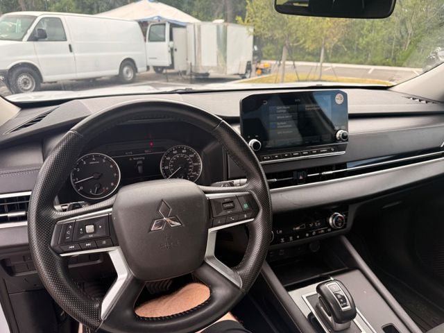 Used 2024 Mitsubishi Outlander AWD image 2