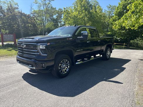 Used 2026 Chevrolet Silverado 2500 LT w/ Z71 Chrome Sport Edition AWD/4WD image 8
