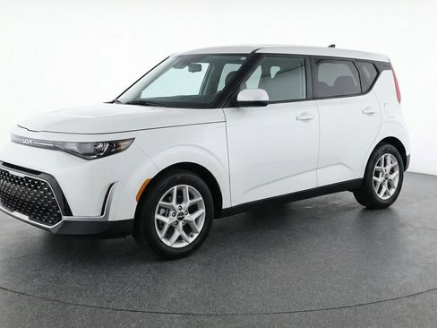 Used 2025 Kia Soul LX w/ LX Technology Package FWD image 3