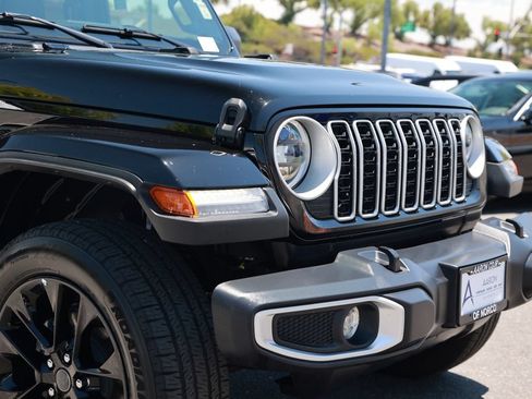 Used 2025 Jeep Wrangler Unlimited Sahara AWD/4WD image 7
