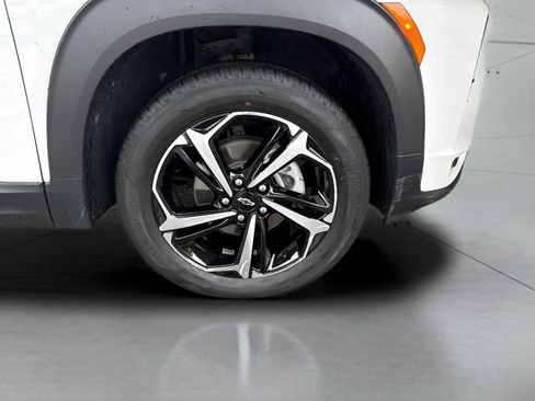 Used 2023 Chevrolet TrailBlazer RS w/ Sun and Liftgate Package AWD/4WD image 2