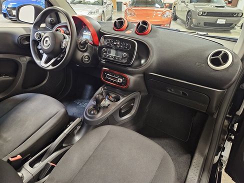 Used 2017 smart fortwo pure RWD image 2