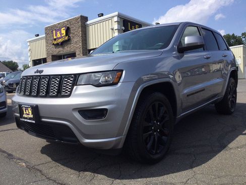 Used 2018 Jeep Grand Cherokee Altitude AWD/4WD image 2