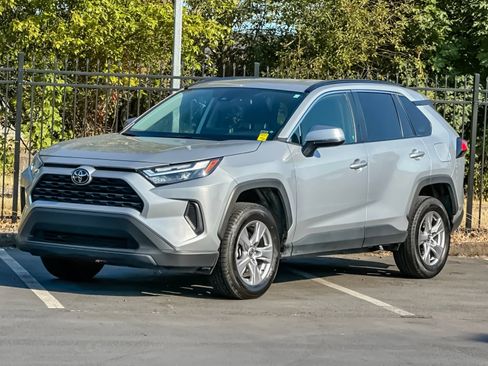 Used 2025 Toyota RAV4 XLE AWD/4WD image 7
