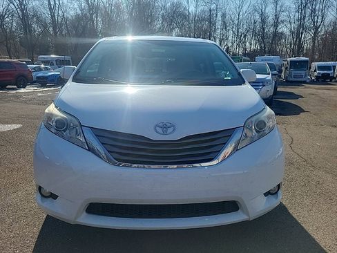 Used 2013 Toyota Sienna XLE w/ Entertainment Pkg image 2