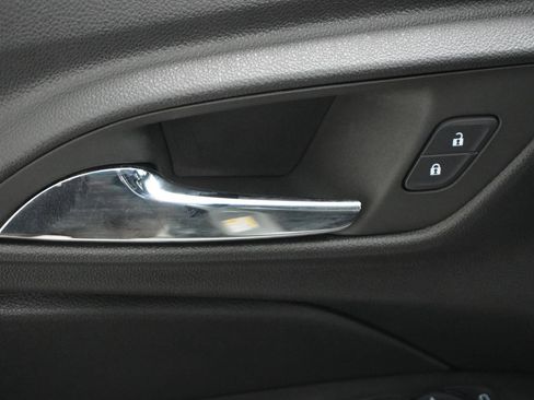 Used 2025 Chevrolet Trax RS w/ Sunroof Package FWD image 15