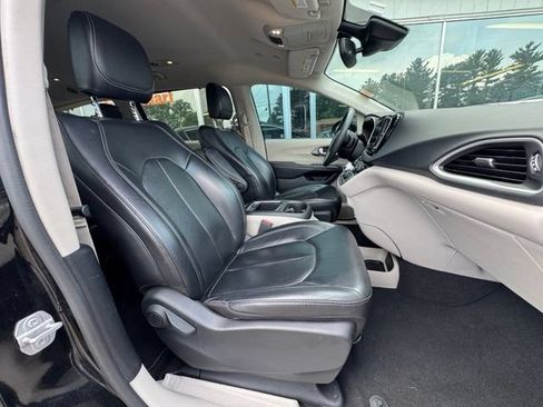 Used 2022 Chrysler Pacifica Touring-L FWD image 12