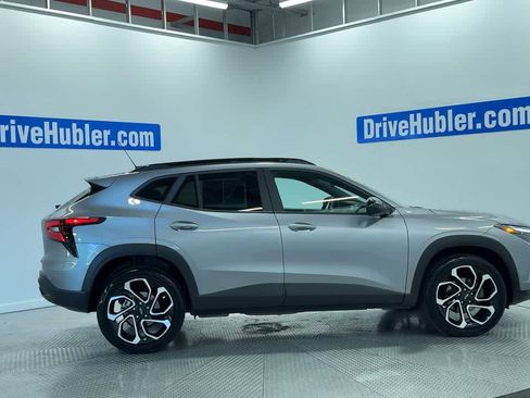 Used 2025 Chevrolet Trax RS w/ Driver Confidence Package FWD image 3