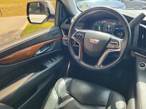 Used 2020 Cadillac Escalade Luxury RWD image 19