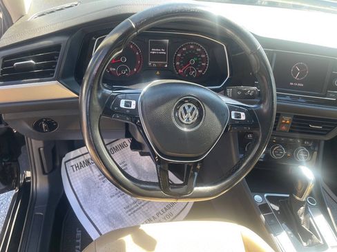 Used 2019 Volkswagen Jetta SE w/ Cold Weather Package FWD image 14