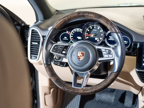 Certified 2023 Porsche Cayenne Platinum Edition AWD/4WD image 26