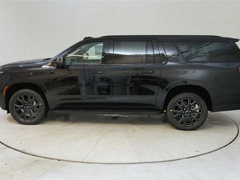 Used 2025 Chevrolet Suburban RST w/ Comfort Package AWD/4WD image 4