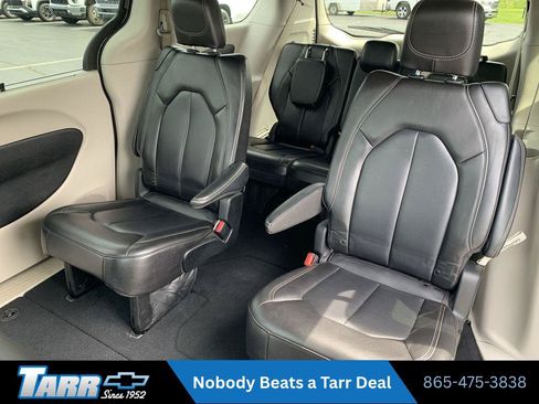 Used 2023 Chrysler Pacifica Touring-L FWD image 23