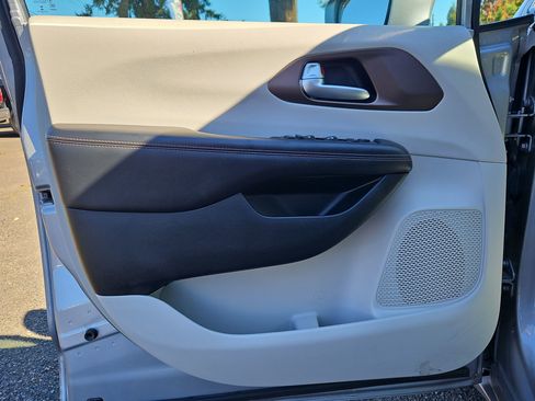 Used 2017 Chrysler Pacifica Touring-L image 9