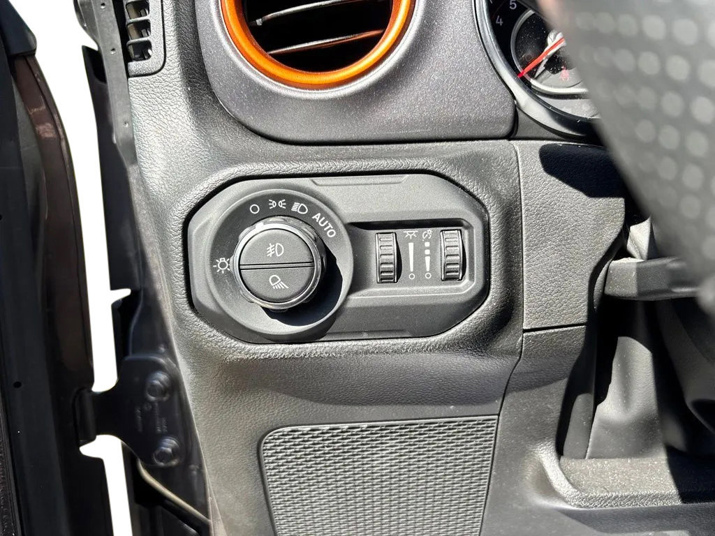 Used 2022 Jeep Gladiator Mojave w/ Cold Weather Group AWD/4WD image 12