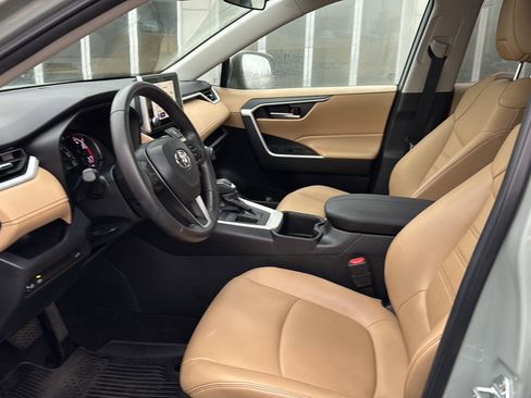 Used 2023 Toyota RAV4 XLE Premium image 8