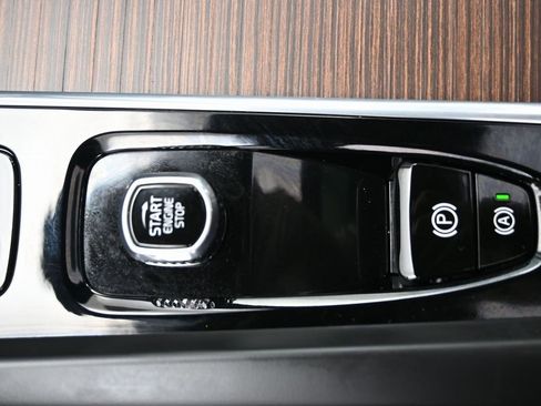 Used 2022 Volvo XC60 B5 Momentum w/ Climate Package image 29