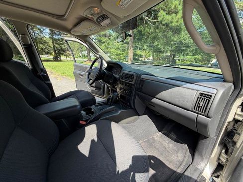 Used 2004 Jeep Grand Cherokee Laredo AWD/4WD image 19