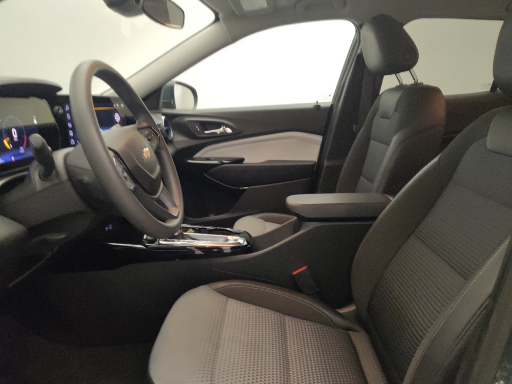 Used 2025 Chevrolet Trax LT FWD image 17