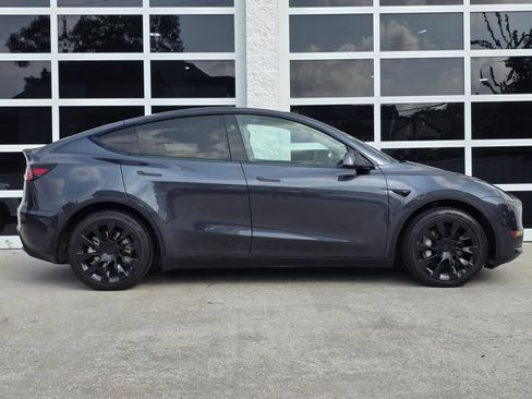 Used 2024 Tesla Model Y Long Range AWD/4WD image 3