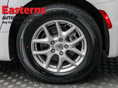 Used 2024 Chrysler Pacifica Touring-L image 8