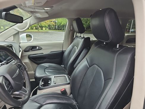 Used 2022 Chrysler Pacifica Touring-L FWD image 14