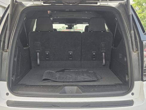Used 2025 Chevrolet Suburban LT RWD image 9