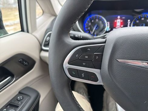 Used 2024 Chrysler Pacifica Touring-L image 40
