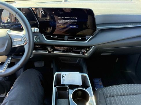 Used 2025 Chevrolet Equinox LT image 9