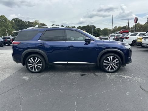 Used 2025 Nissan Pathfinder Platinum image 9