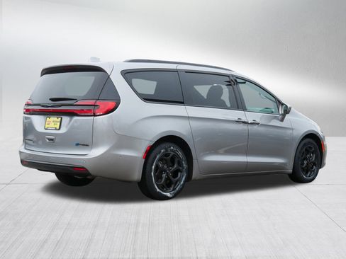 Used 2021 Chrysler Pacifica Limited w/ Uconnect Theater Family Group image 7