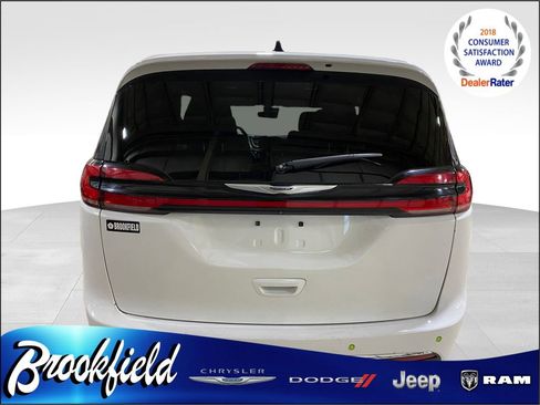 Used 2023 Chrysler Pacifica Touring image 4