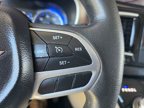 Used 2017 Chrysler Pacifica Touring w/ Tire & Wheel Group FWD image 23