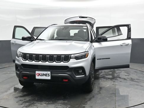 Used 2025 Jeep Compass Trailhawk w/ Trailer Tow Group AWD/4WD image 51