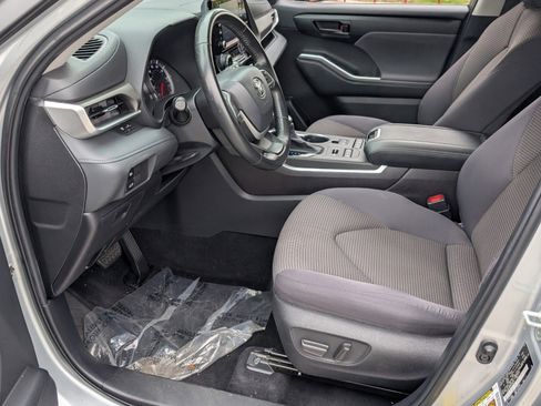 Used 2022 Toyota Highlander LE image 11